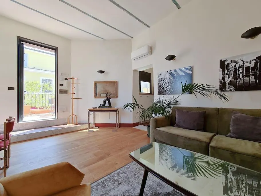 Boutique Penthouse with terrace, Spanish Steps Rome Appartement